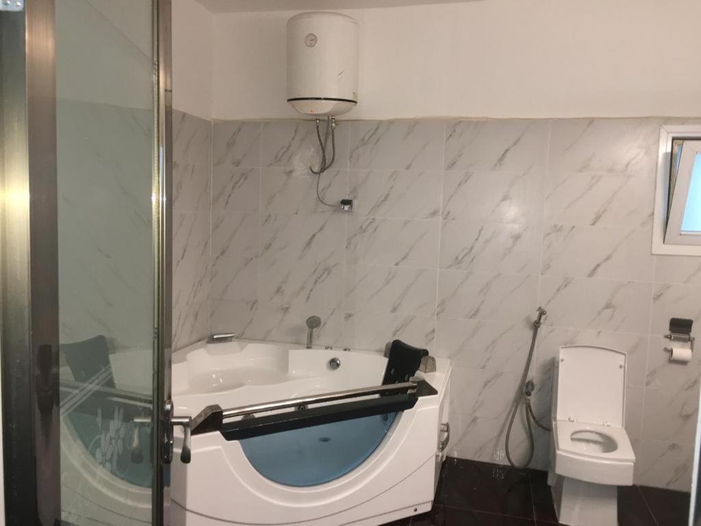 Saly - Villa Kage 6 Chambres -Clim-Wifi-Eau Chaude-Billard-Babyfoot-Ping Pong-Canal - Electricite Non Comprise ภายนอก รูปภาพ